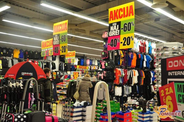 FOTO: Trgovine kljub sezonskemu znižanju prazne